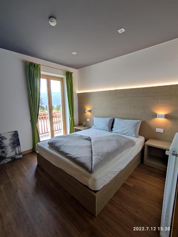 Room with balcony and mountain view at Hotel Villa Argentina Ronzone